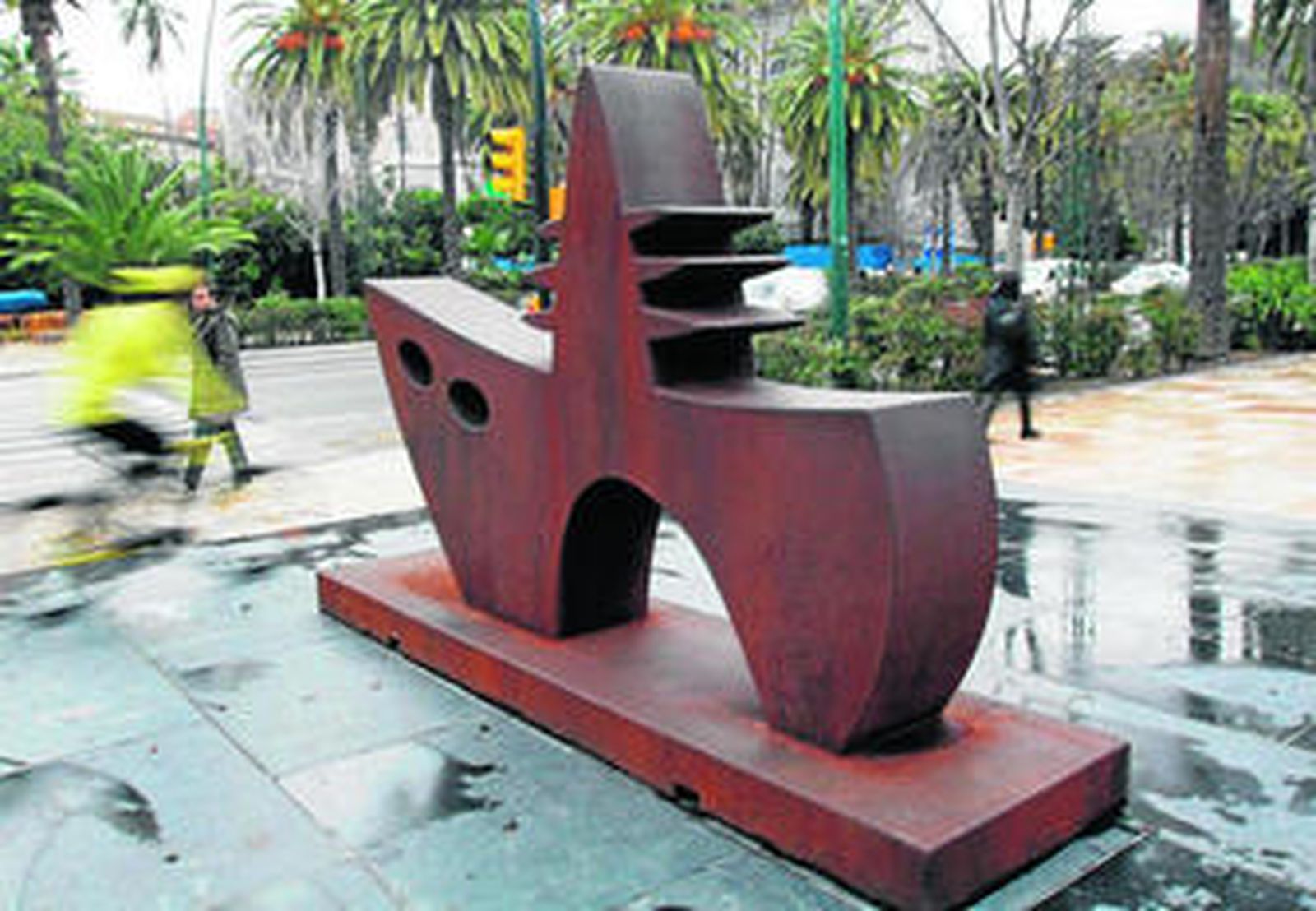 Una de las esculturas que interrumpen el paso del viandante hasta el 31 de marzo en la Plaza de la Marina.