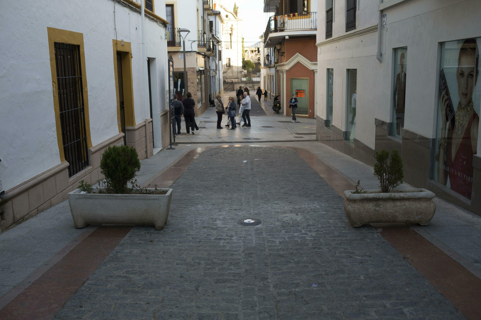 Pivotes contra la posible entrada descontrolada de vehículos en Carrera Espinel.