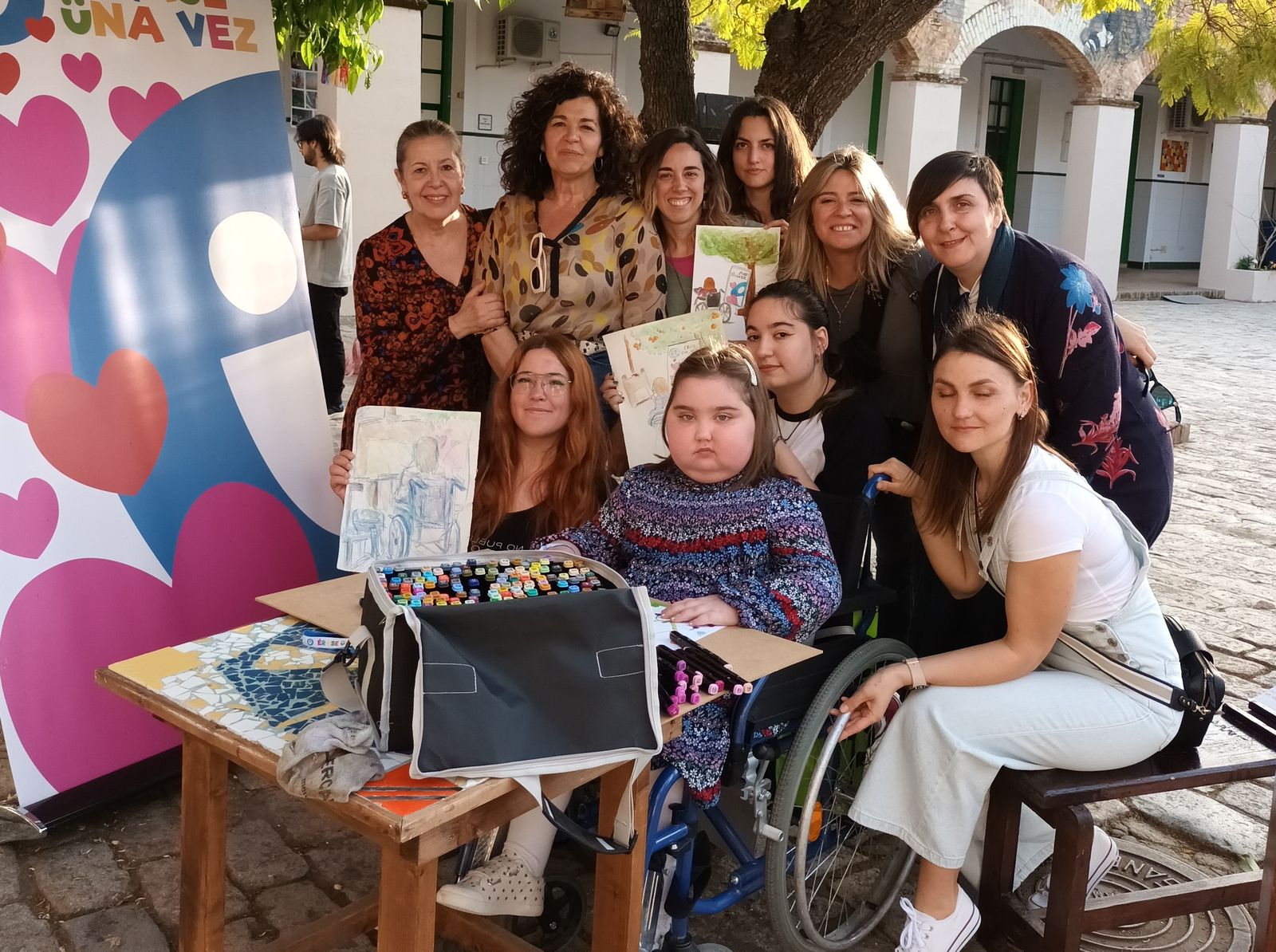 Sofía junto a los alumnos de la Escuela León Ortega de Huelva.