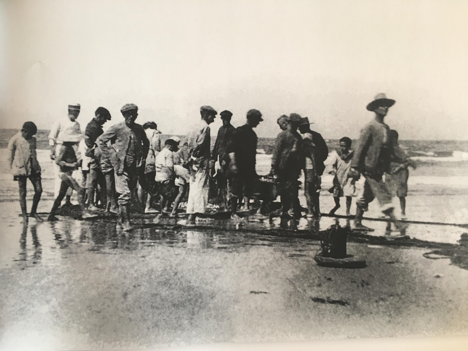 Al no existir el puerto pesquero los barcos tenían que entrar y salir del mar desde la misma playa de Conil.