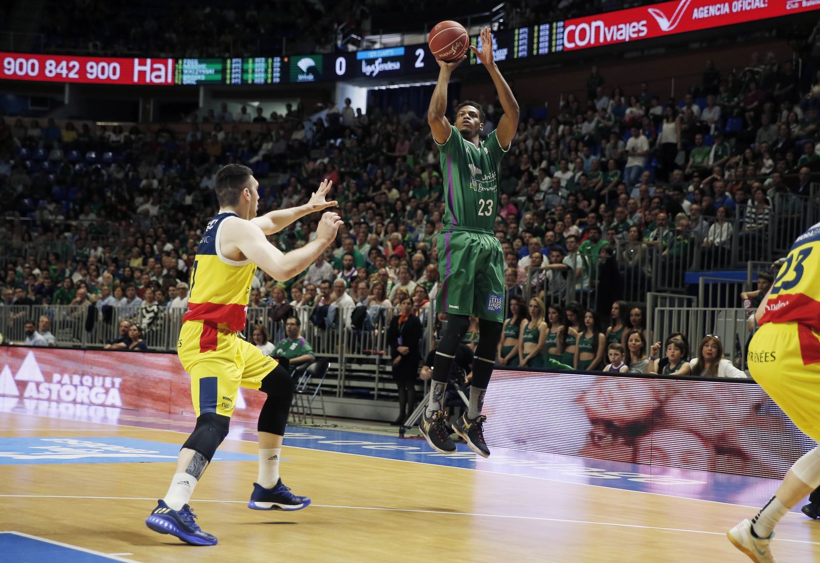 Jeff Brooks lanza a canasta