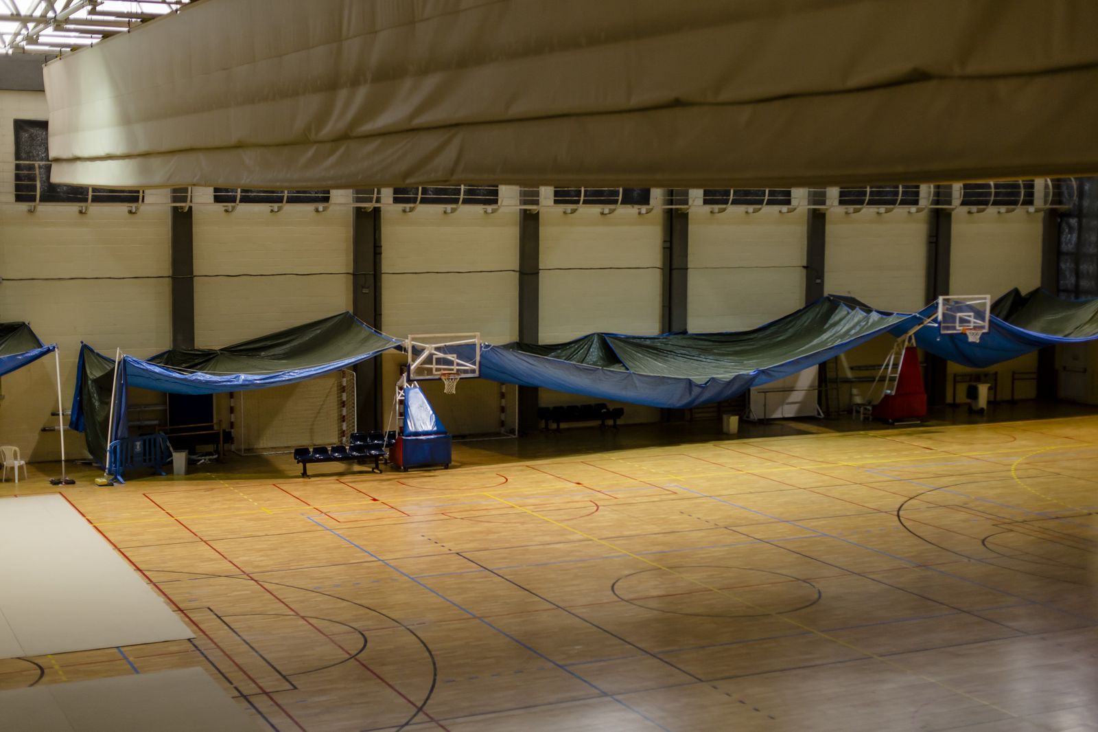 Pabellón del Ciudad de Cádiz, con lonas y plástico por las filtraciones