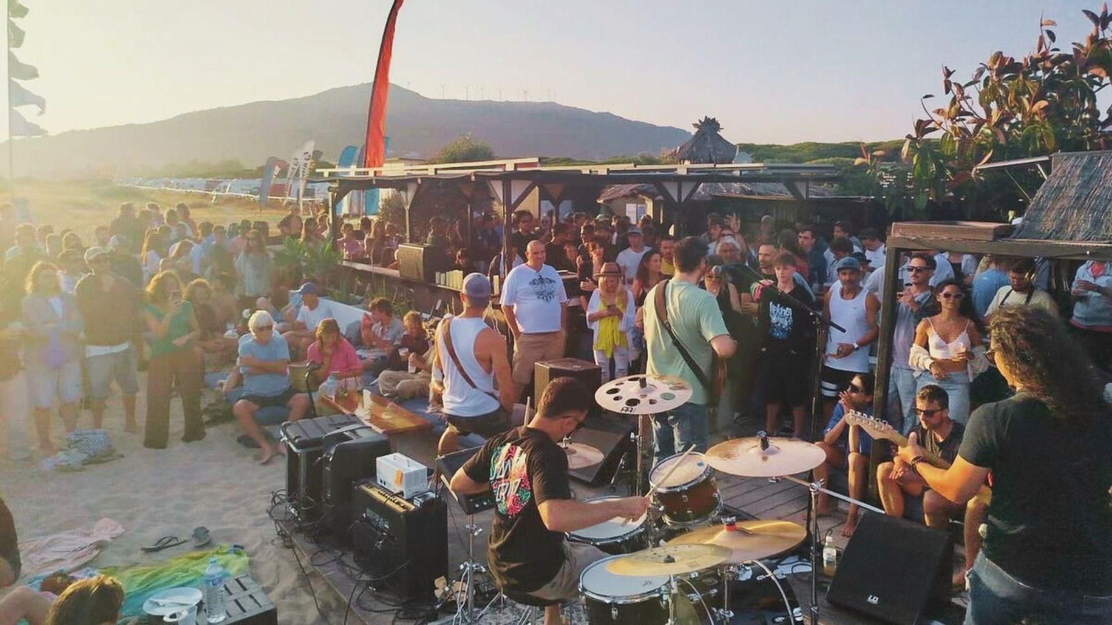 Público durante un concierto en un chiringuito de Tarifa, en el Parque Natural del Estrecho.