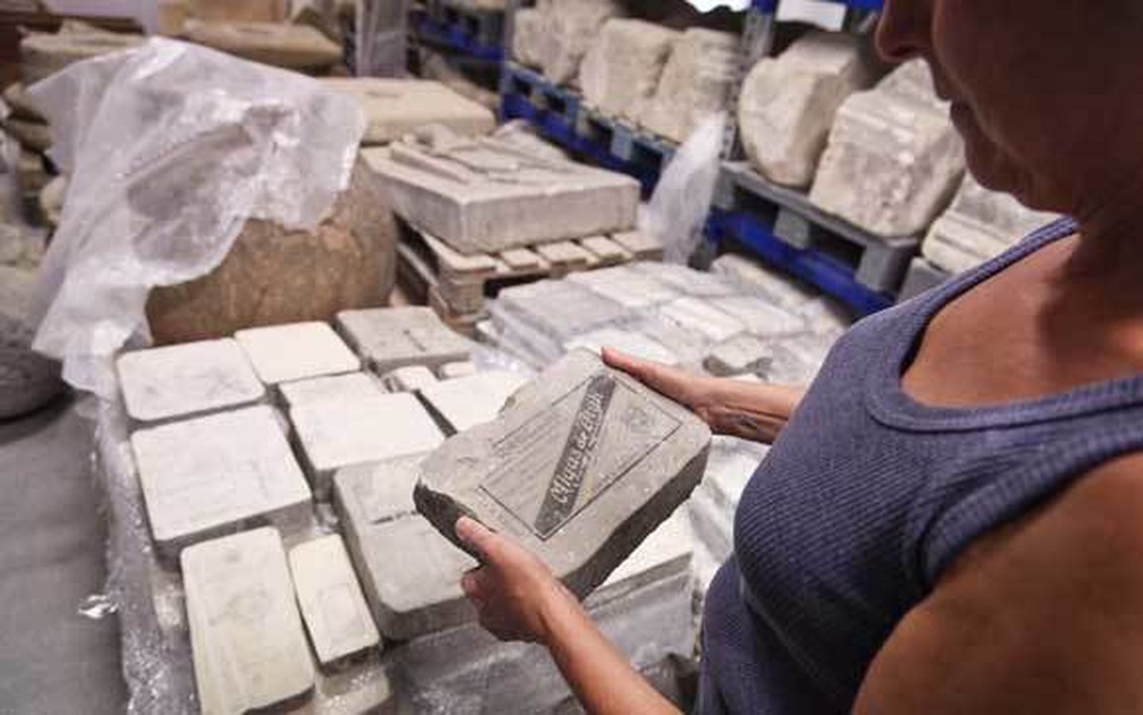 Desembalaje en el Museo Arqueológico de las piezas litográficas recuperadas ayer.  /Vanesa Lobo