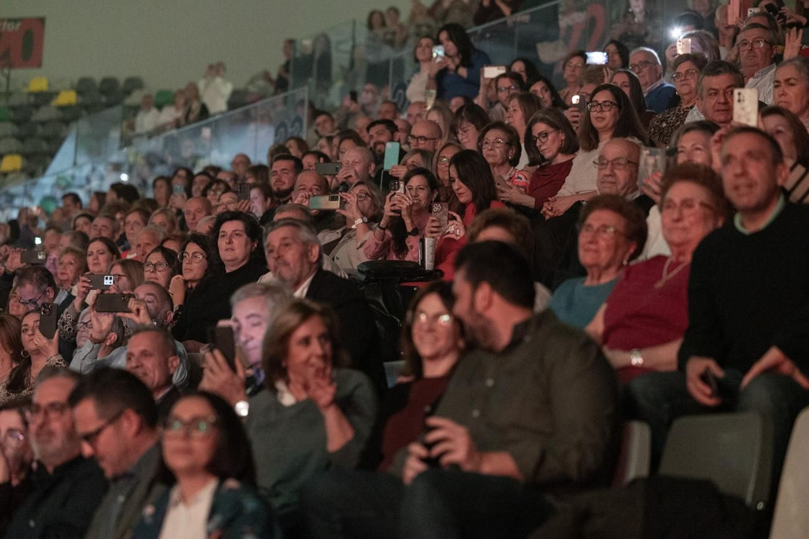 Así se disfruta en Jaén del concierto de Raphael, "Raphaelísimo"