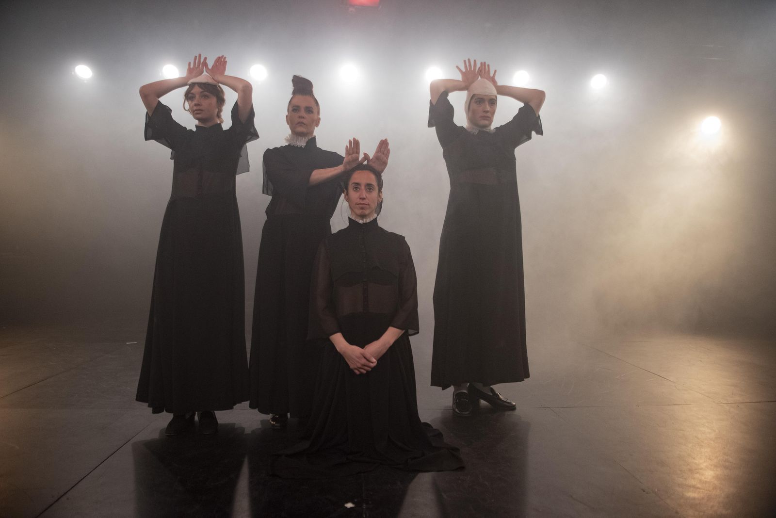 Las cuatro protagonistas del espectáculo, ayer en un pase gráfico en el Teatro Central.