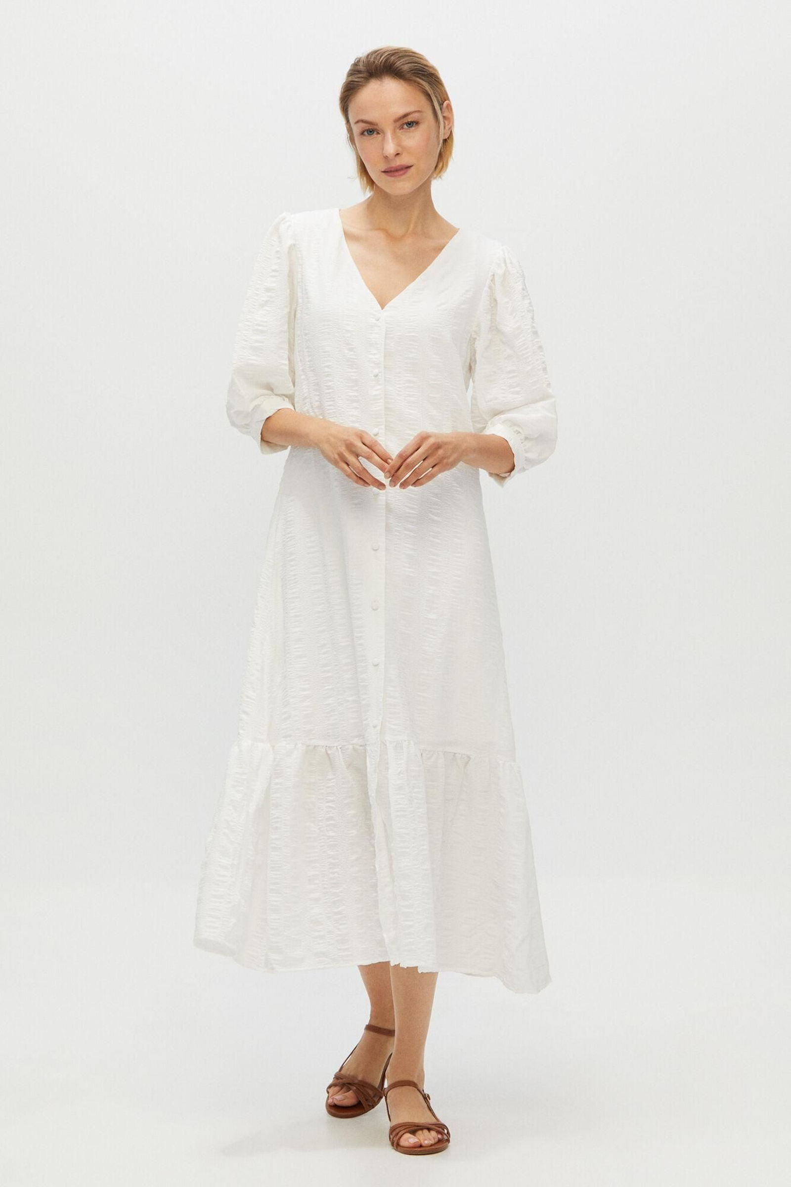 Vestido blanco con mangas abullonadas de Cortefiel. Vestido blanco con mangas abullonadas de Cortefiel.