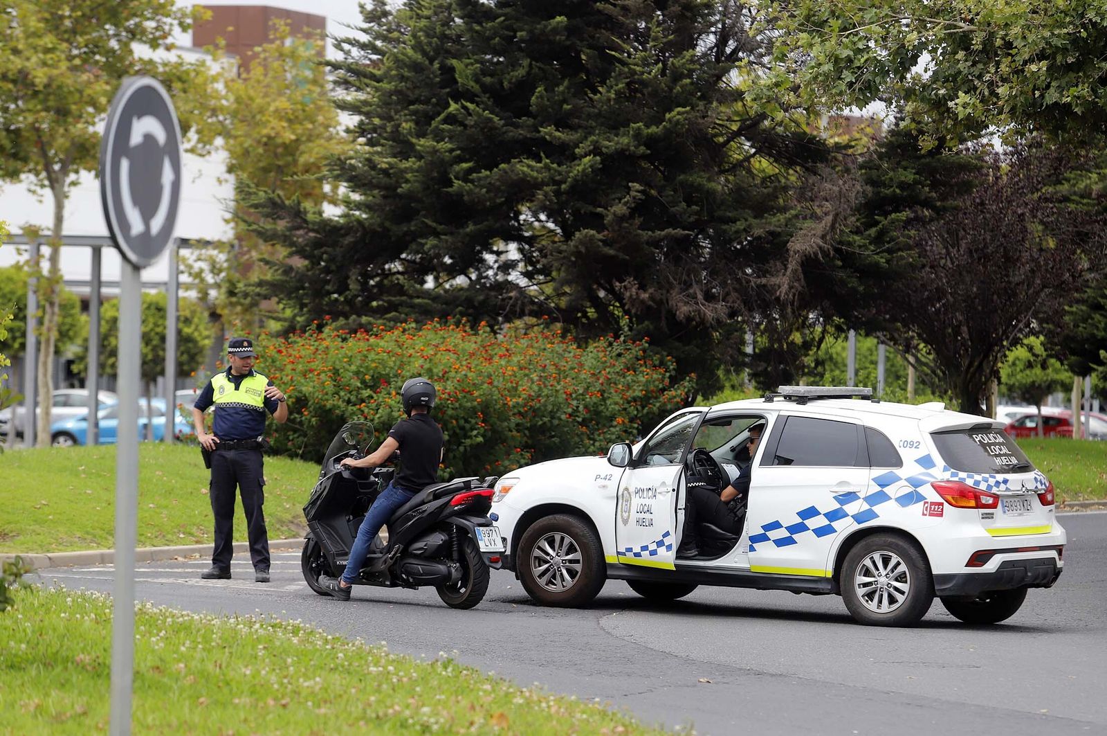 Imágenes de las retenciones provocadas por un accidente en el puente del Odiel
