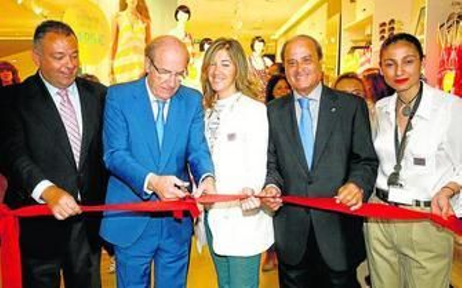 Macu Alfaro, directora de H&M, entre el alcalde de Huelva, Pedro Rodríguez, y el presidente de la FOE, Antonio Ponce, en el momento de cortar la cinta de apertura de la nueva instalación comercial, en el corazón de la ciudad.