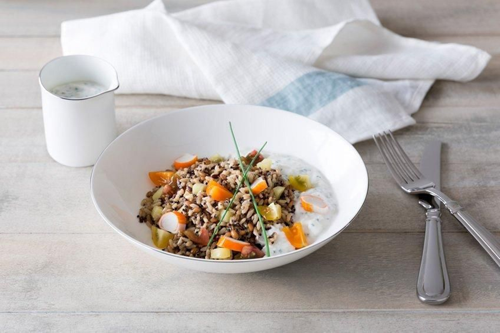 Receta de ensalada de arroz integral con chía, cangrejo, tomate y piña, con salsa de yogur de soja