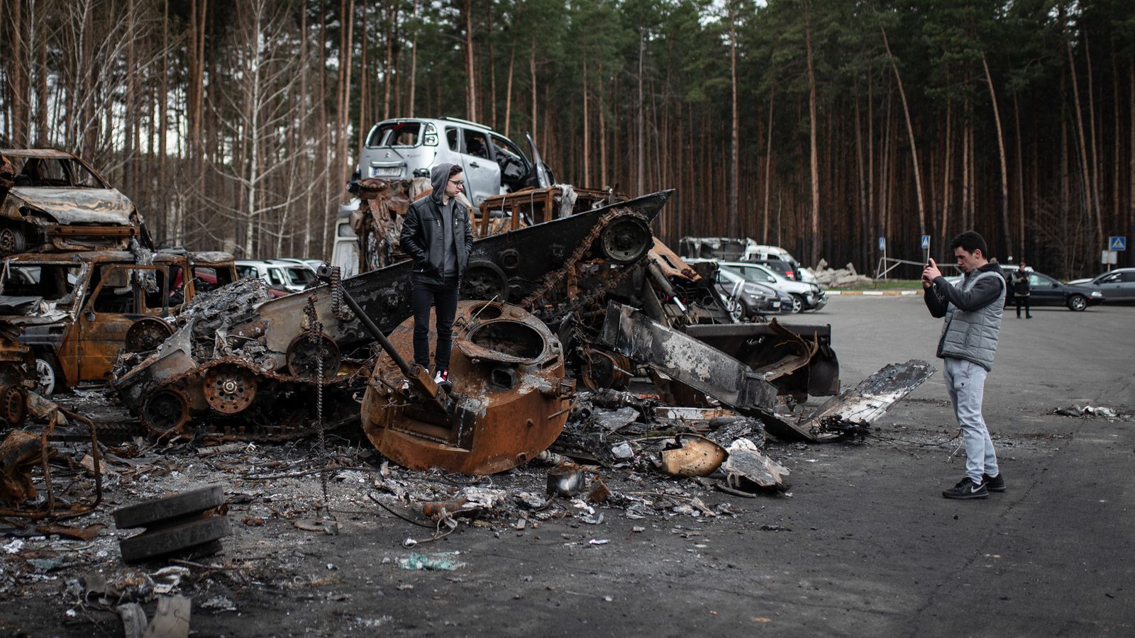 Dos jóvenes se fotografían sobre la torreta de un BTR ruso.
