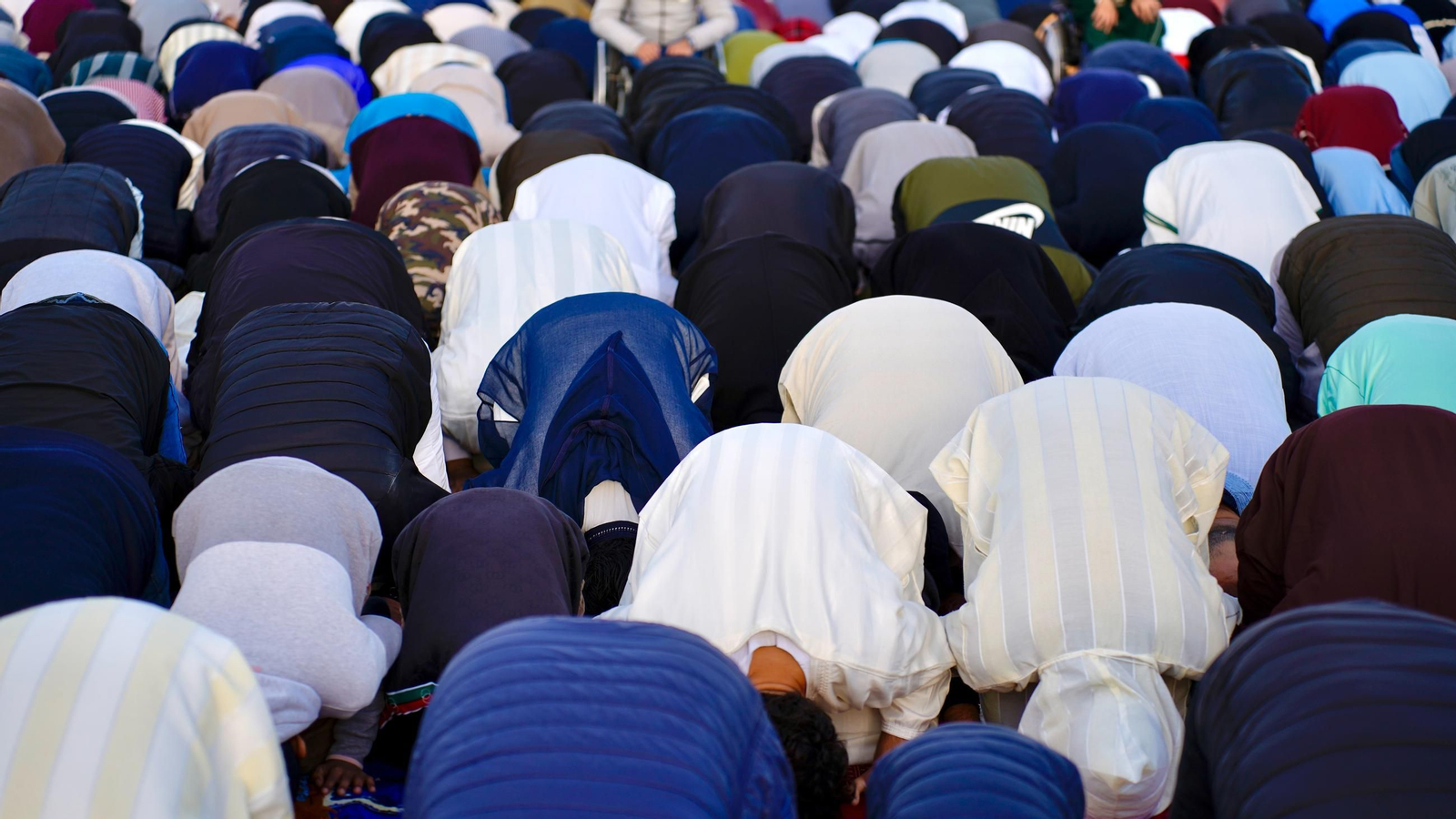 Fotos: Los musulmanes de Algeciras finalizan el mes de ayuno del Ramadán con un rezo comunitario en el Llano Amarillo