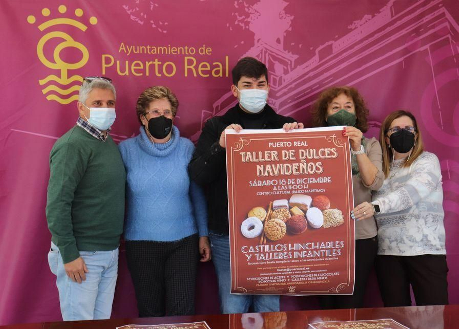 Alfredo Fernández sostiene el cartel del evento junto a integrantes dela Asociación