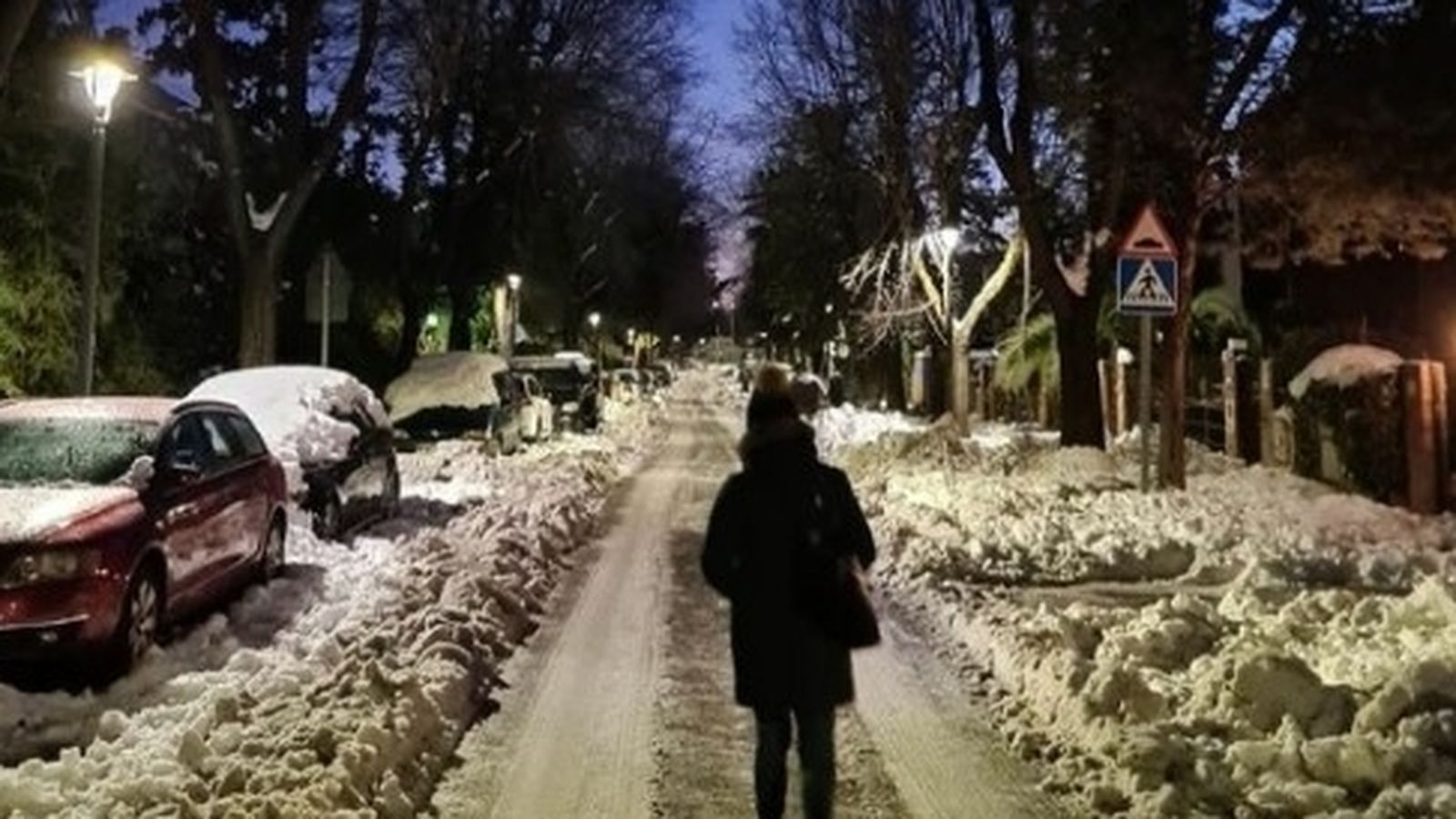 Helena Resano caminando hacia Atresmedia