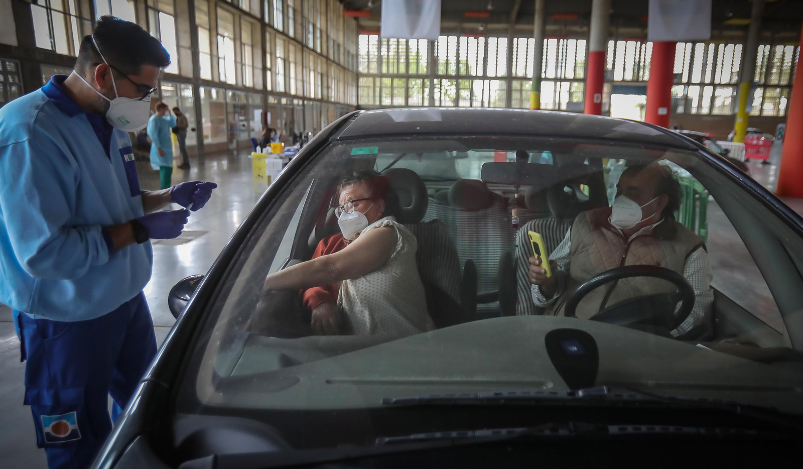 Sanitarios vacunan diariamente en Ifeca a miles de ciudadanos