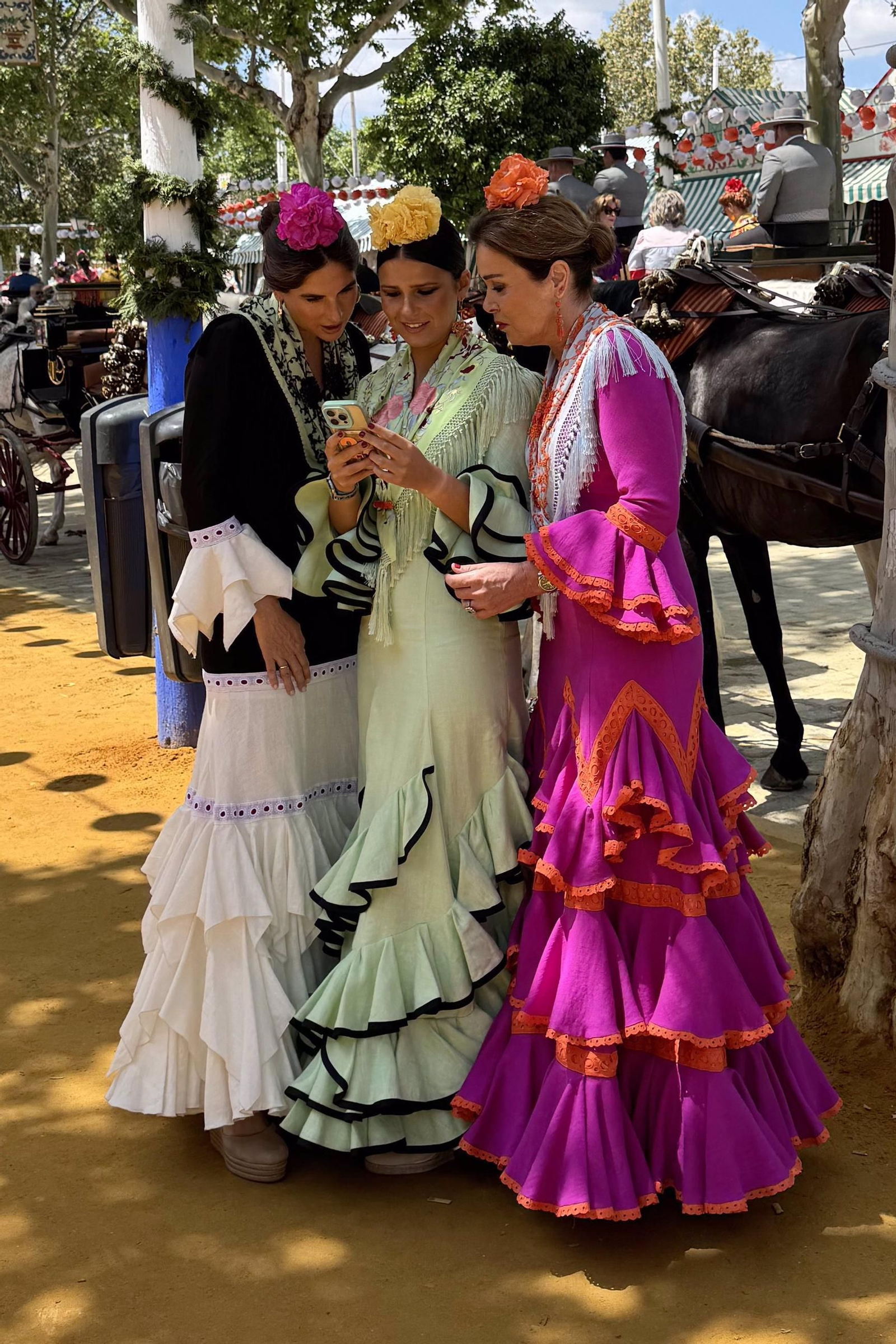 Lourdes Montes, Tana Rivera y Rocío Terry vestidas de flamenca en la Feria de Abril.