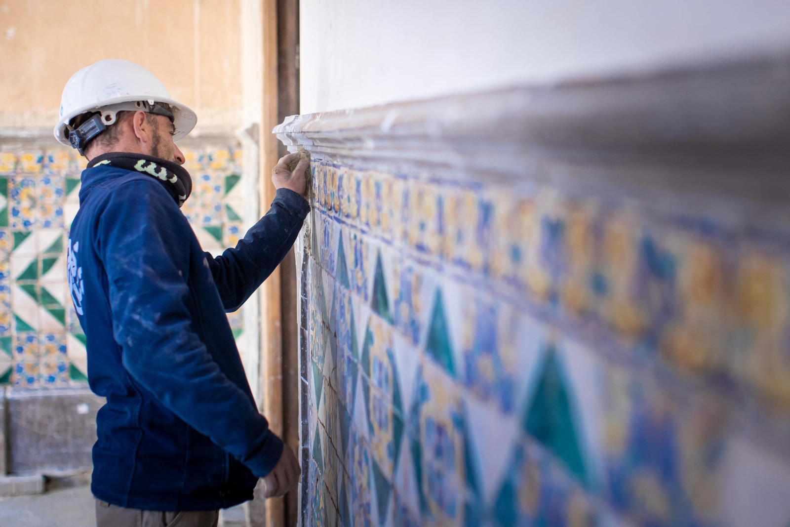 Un restaurador cuida uno de los elementos del hospital de San Juan de Dios