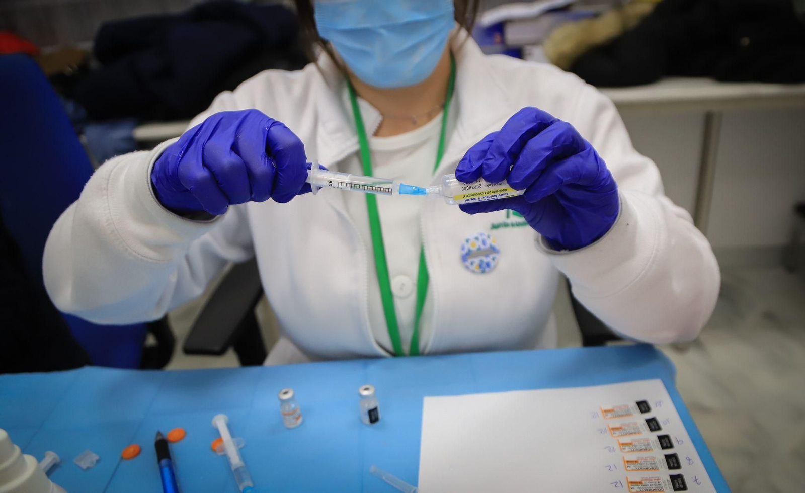 Andalucía amplía la edad para poder recibir la tercera dosis de la vacuna contra la covid.