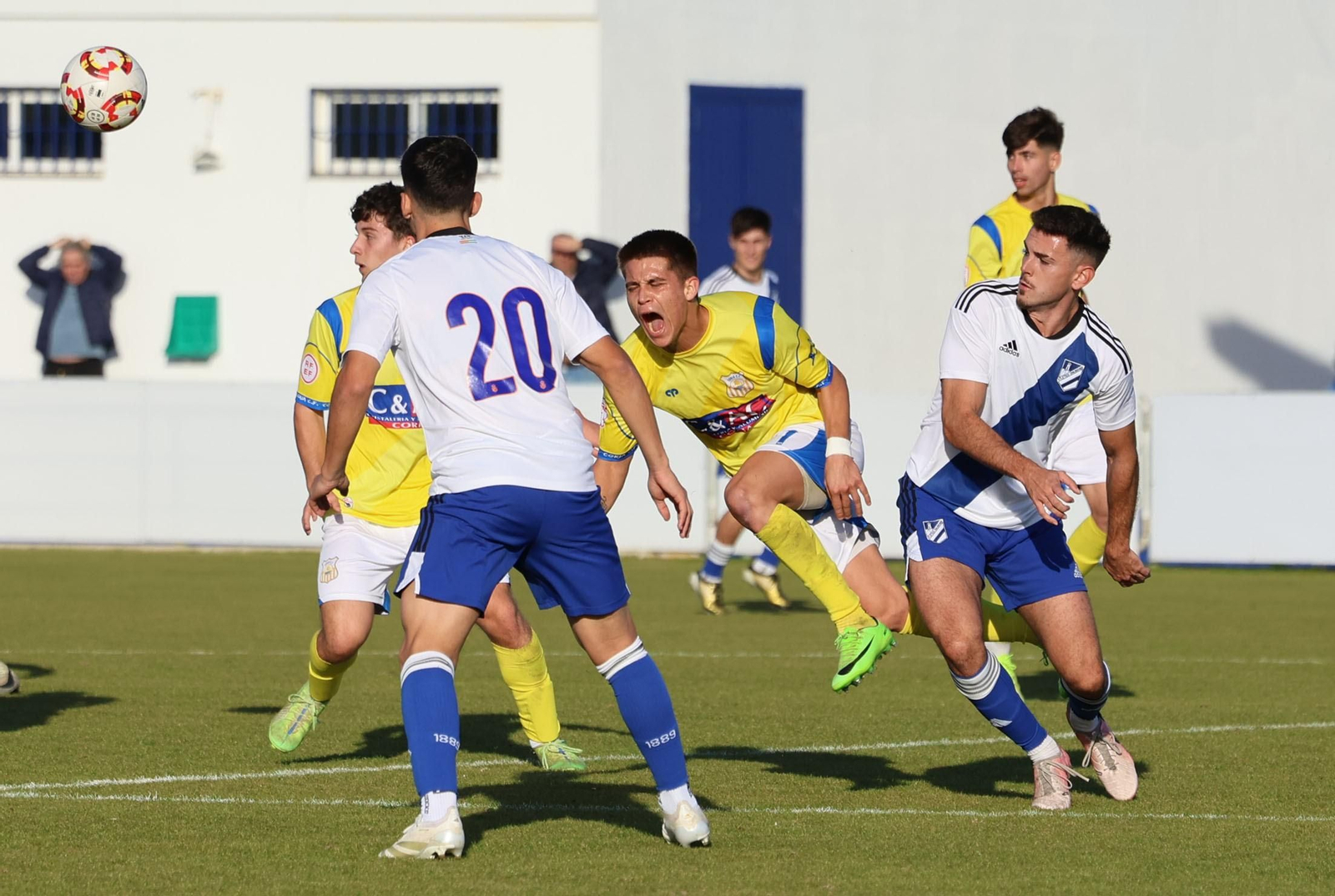 Un lance del encuentro entre Atlético Onubense y Coria. Un lance del encuentro entre Atlético Onubense y Coria.