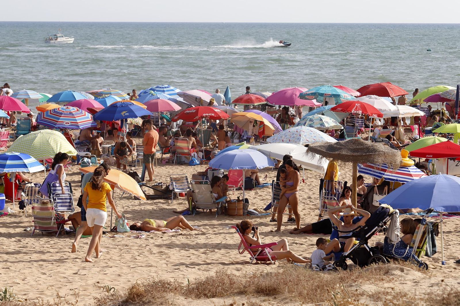 Un día en las playas de Huelva, en imágenes