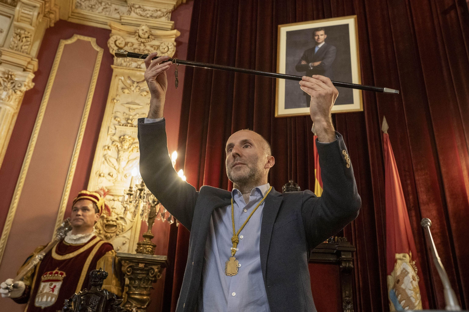 ORENSE: Gonzalo Pérez Jácome, de Democracia Ourensana ha sido investido para un segundo mandato como el más votado, es decir, sin los votos del PP aunque su formación ha sellado un pacto con los 'populares' para que sigan al frente de la Diputación provincial.