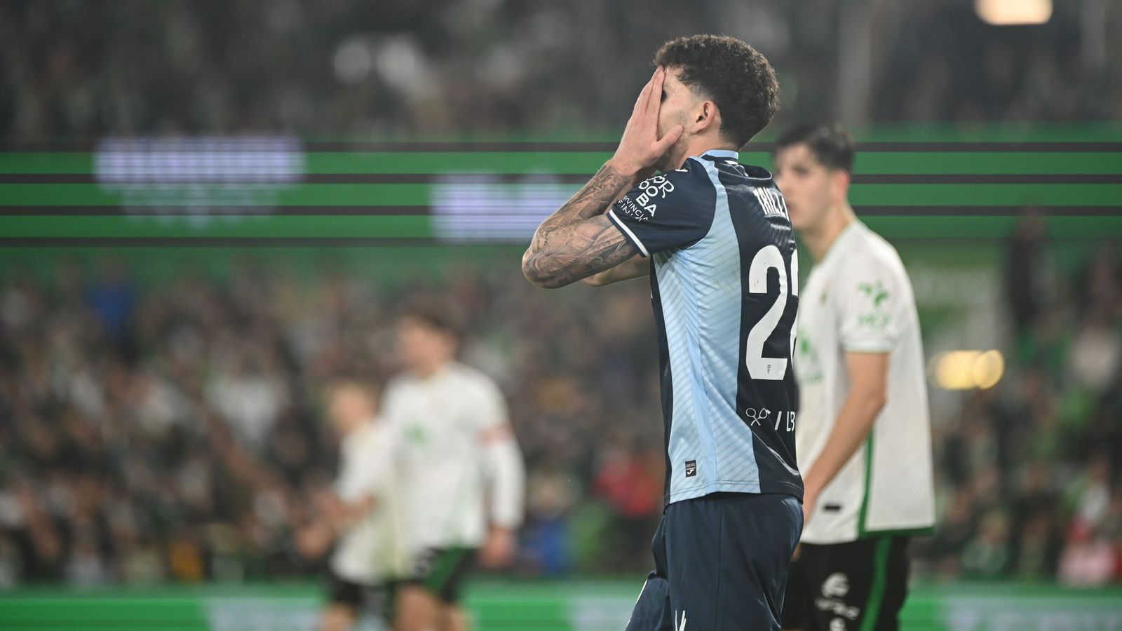 Trilli se lamenta tras una ocasión fallada por el Córdoba CF ante el Racing de Santander.