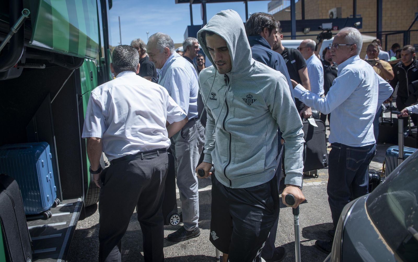 Juanmi, con muletas, a su llegada con la expedición verdiblanca desde Helsinki.