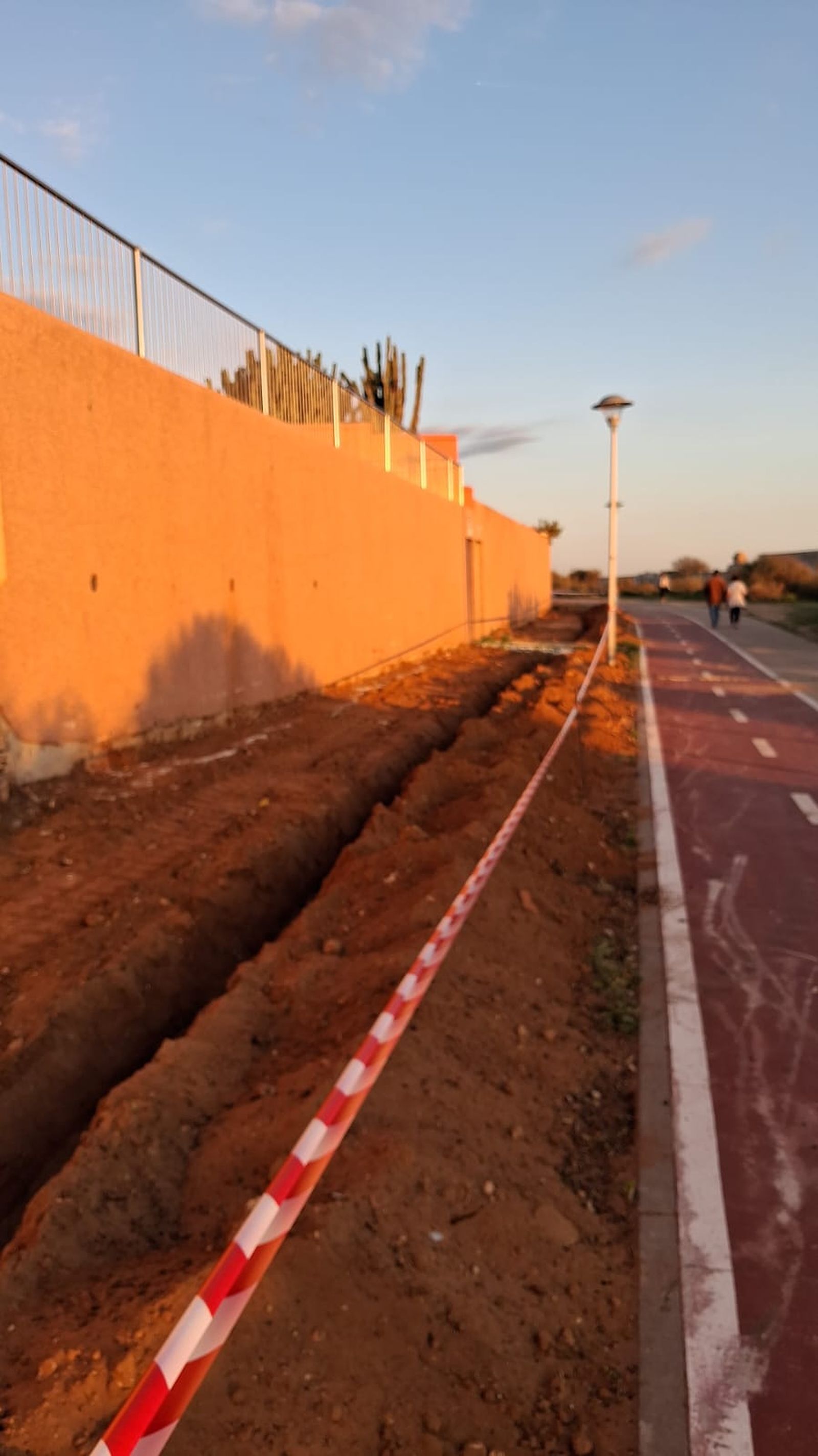 Una de las zanjas abiertas en el terreno.