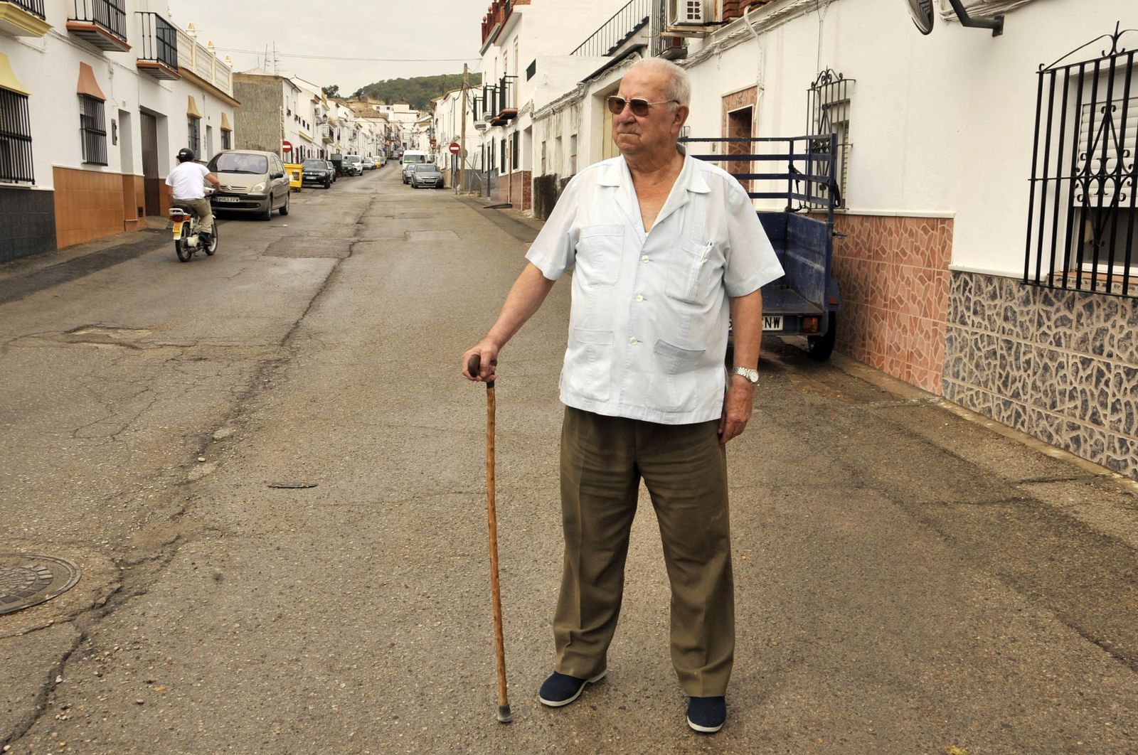 Antonio Lopez, hace unos días en la calle en la que reside, frente a su casa, en Bornos.