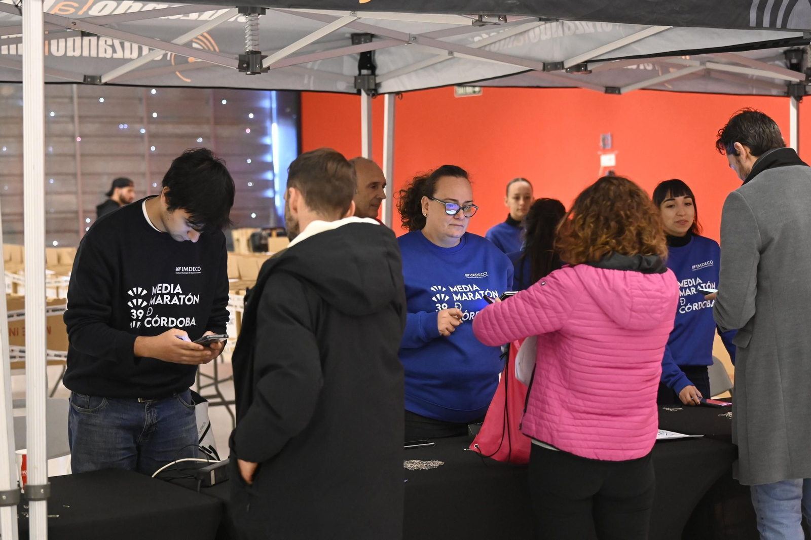 La Feria del Corredor y la entrega de dorsales para la Media Maratón de Córdoba 2025, en imágenes