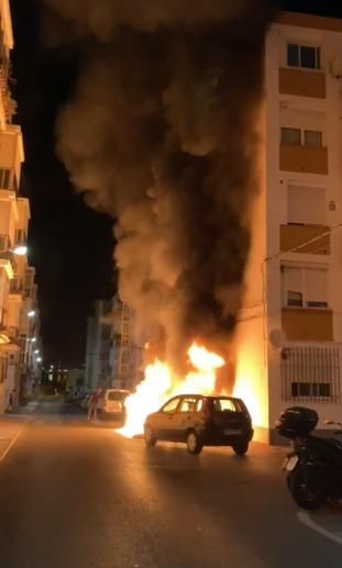 El incendio de unos contenedores en el entorno de San Ignacio causa daños en fachadas de viviendas y en un coche en San Fernando