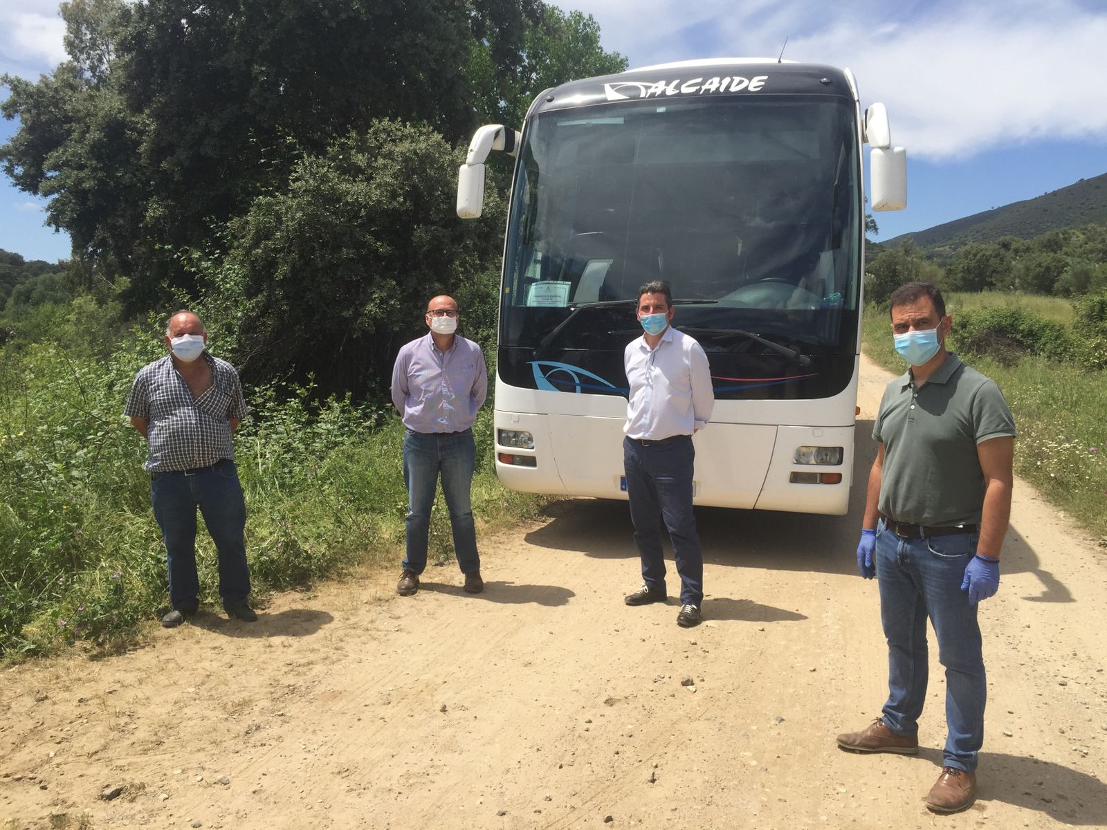El alcalde de Aroche, Antonio Muñiz, y el delegado de Agricultura, Álvaro Burgos, en una ruta.