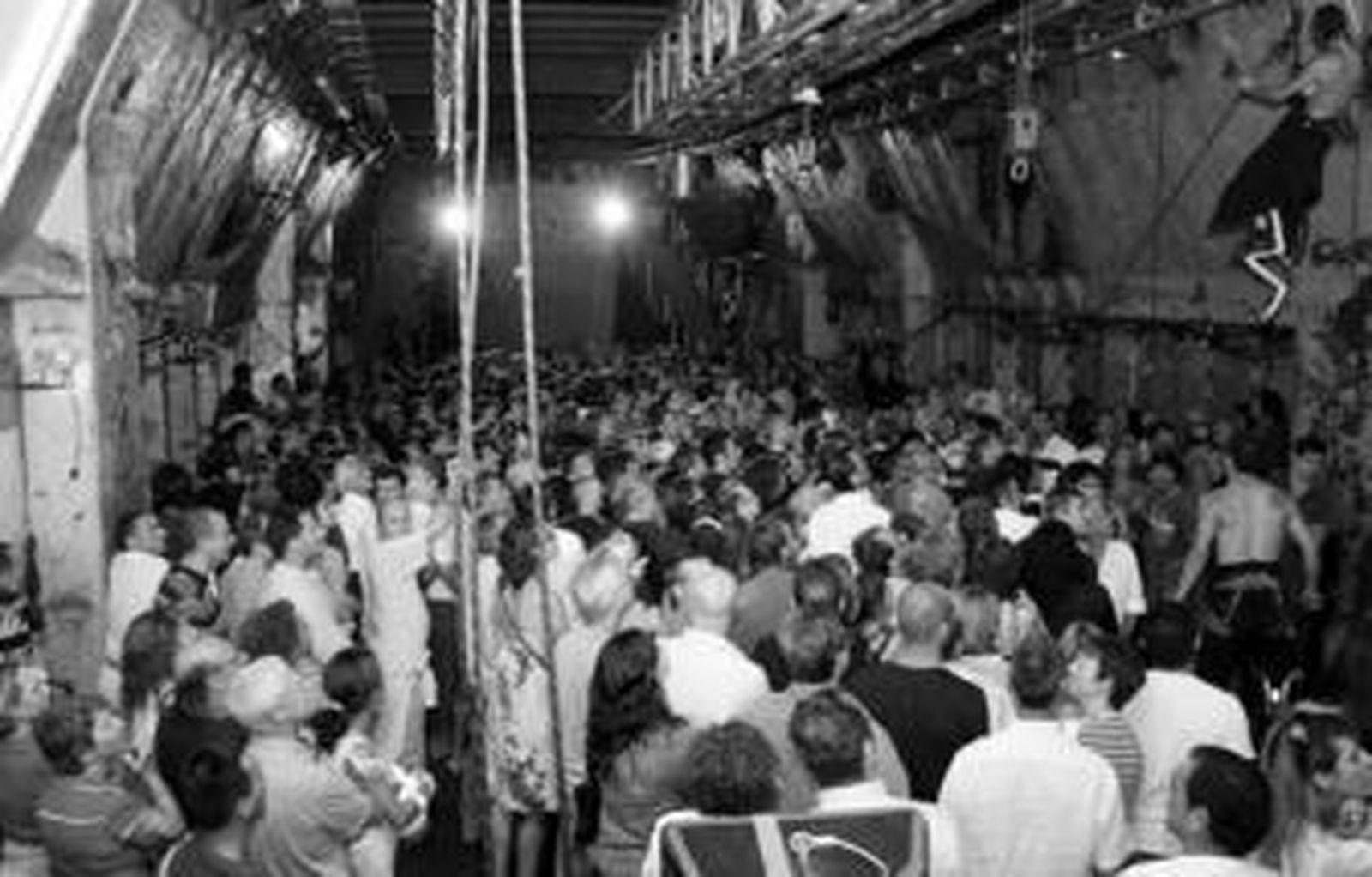 El público, en la bodega del barco Naumón,  observa las acrobacias de los actores.