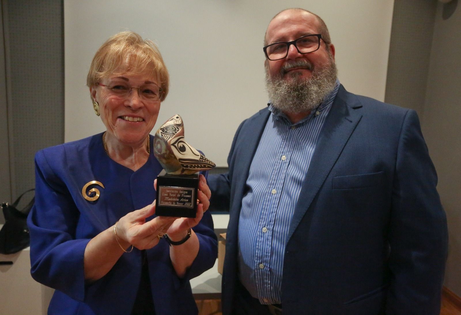 Madeleine Arias recoge la estatuilla de manos del presidente de la asociación.