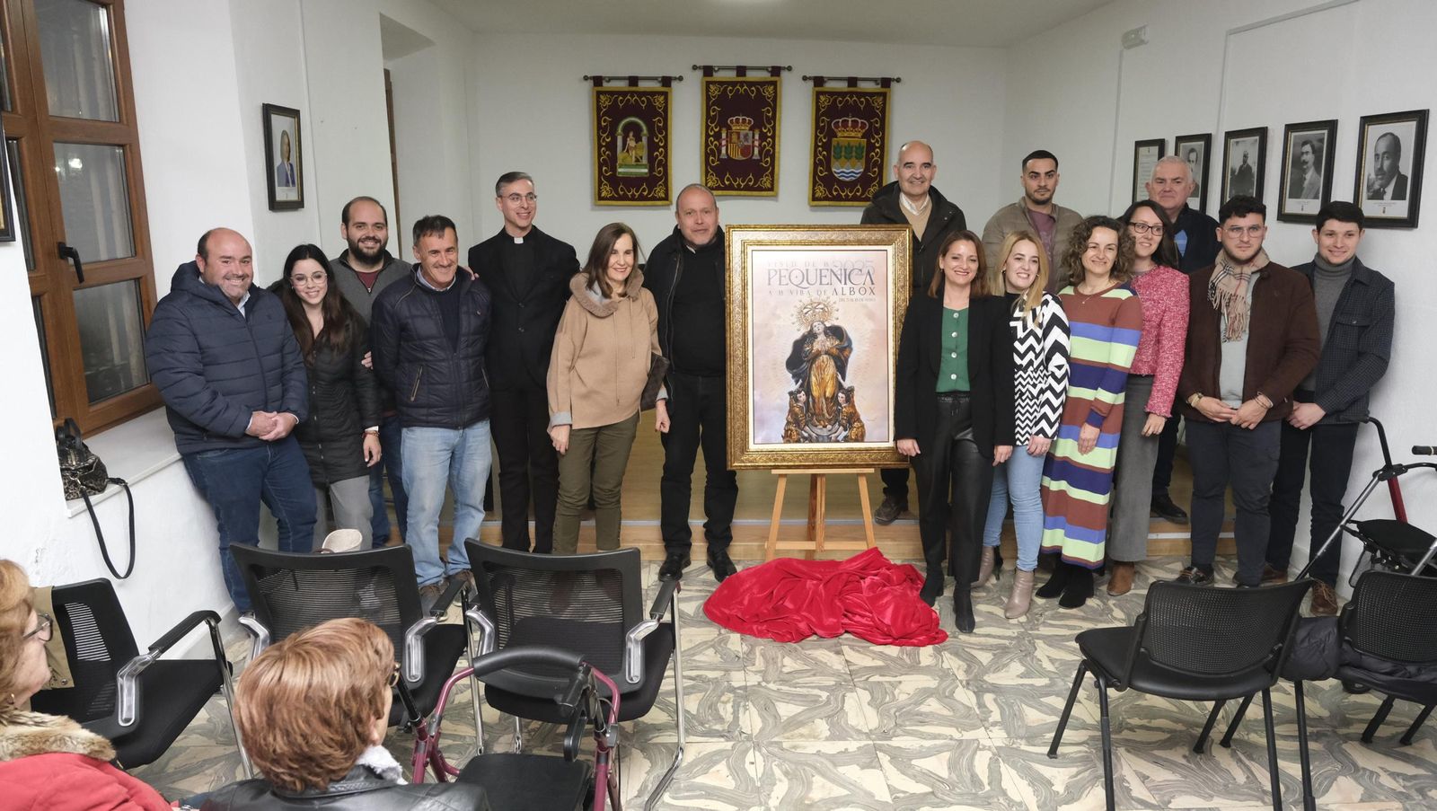 El equipo de Gobierno junto al cartel anunciador de la Bajada de La Pequeñica