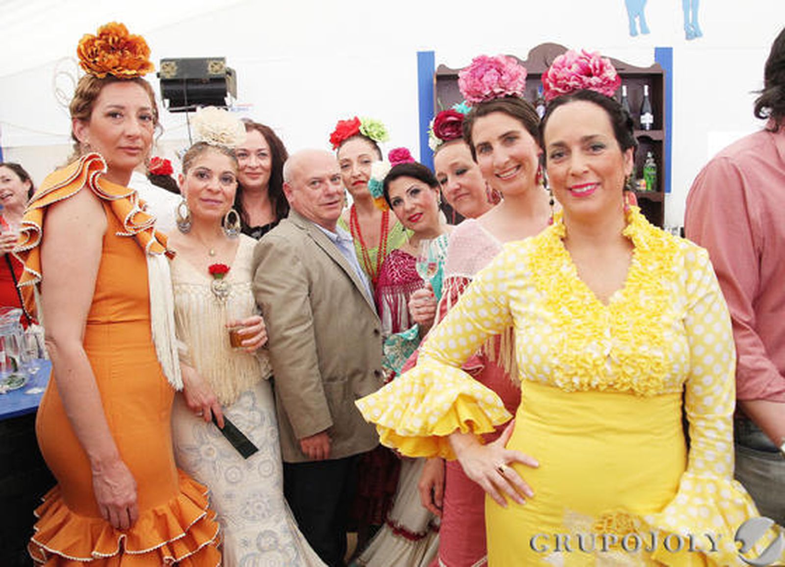 Nuestro crítico de arte, Bernardo Palomo, junto a un grupo de madres de los ‘viernes de taberna’.

Foto: Vanesa Lobo