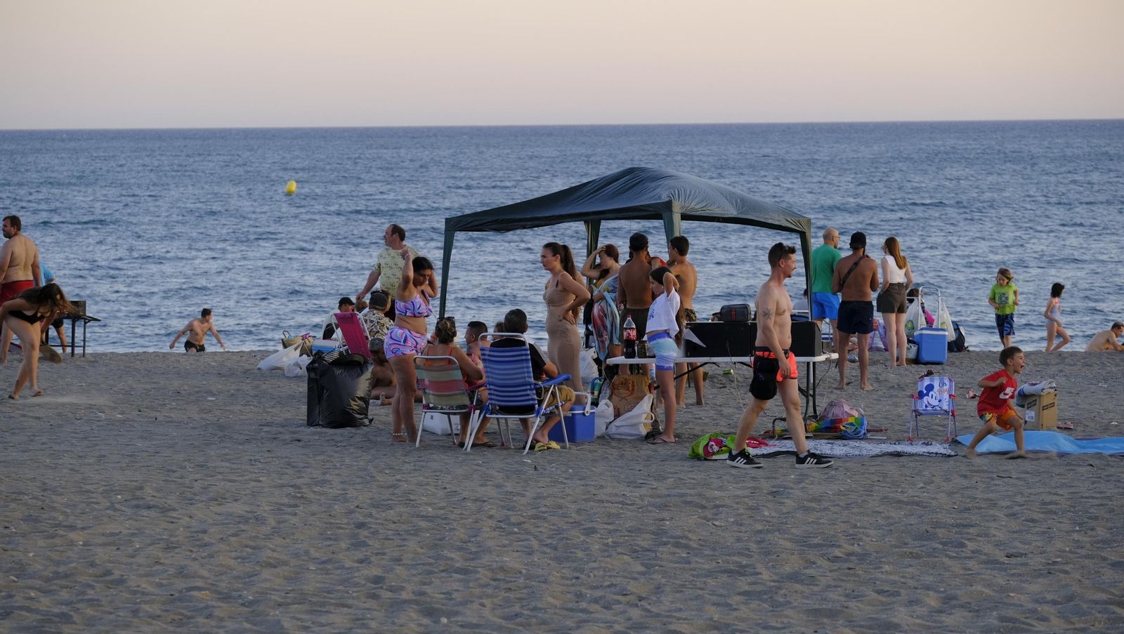 Imágenes de las hogueras de la Noche de San Juan en Almería capital