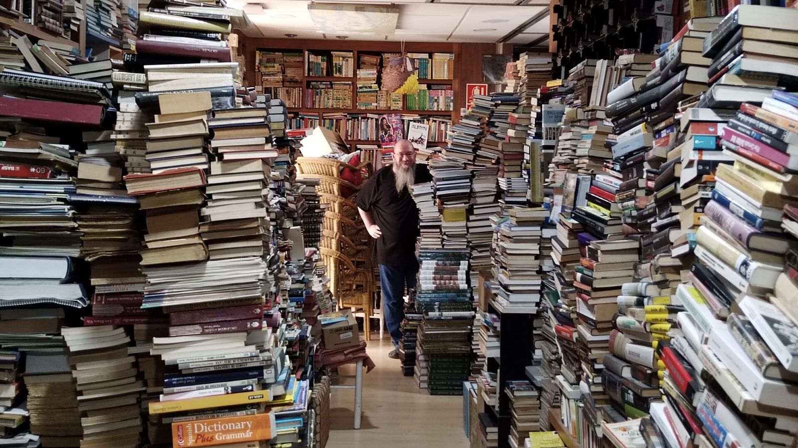 Chencho Ríos es un profesional multicultural, polifacético y muy dado a los libros.