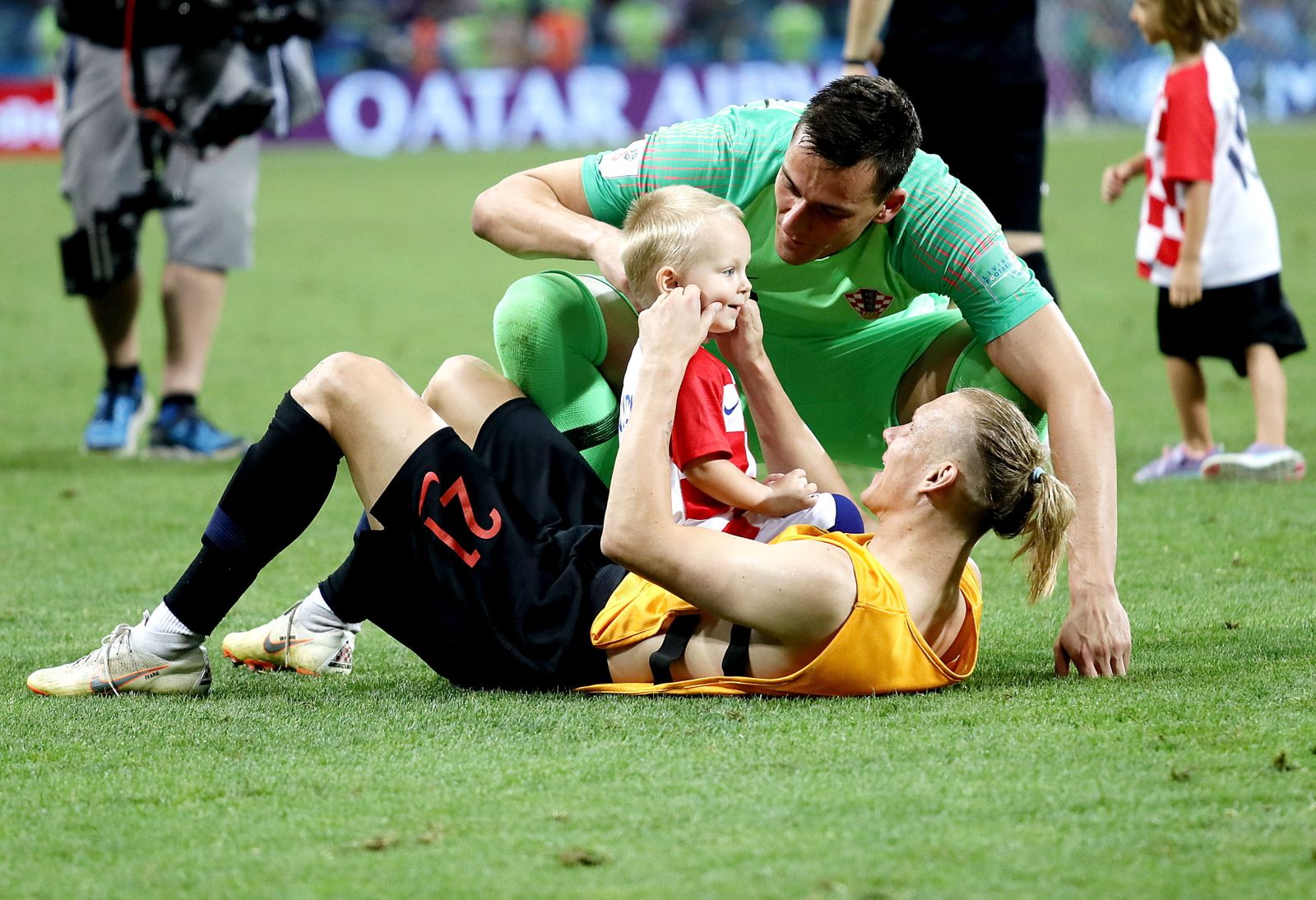 Vida celebra con su hijo el haber alcanzado las semifinales del Mundial de Rusia 2018.