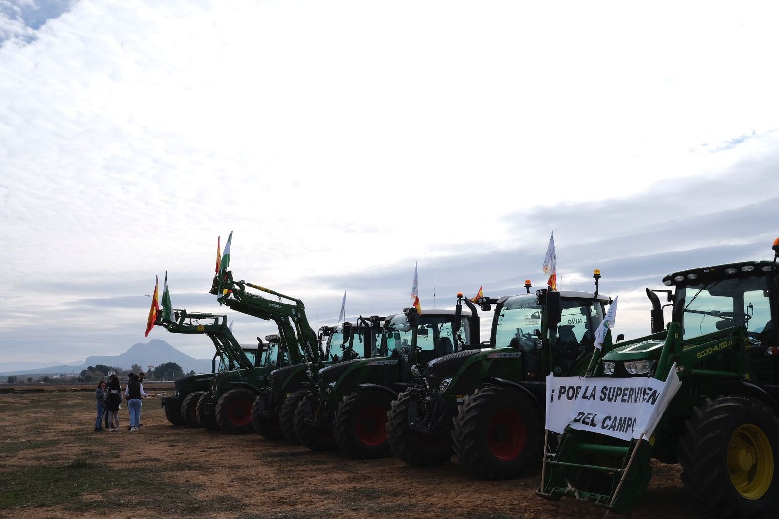 Las fotos de la protesta de agricultores con tractores en la A92, en Antequera