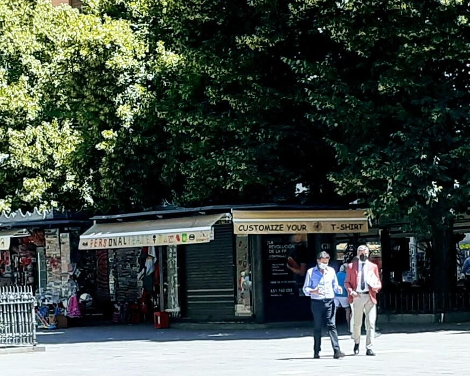 Paco Cuenca y César Díaz, ayer, por Plaza de Bib-Rambla.