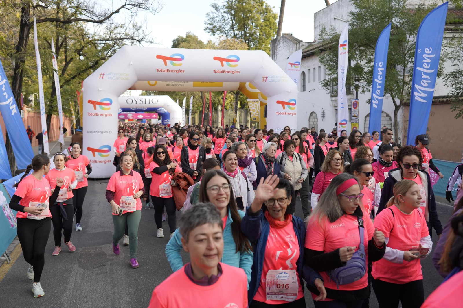 Búscate en las fotos de la Carrera de la Mujer de Sevilla