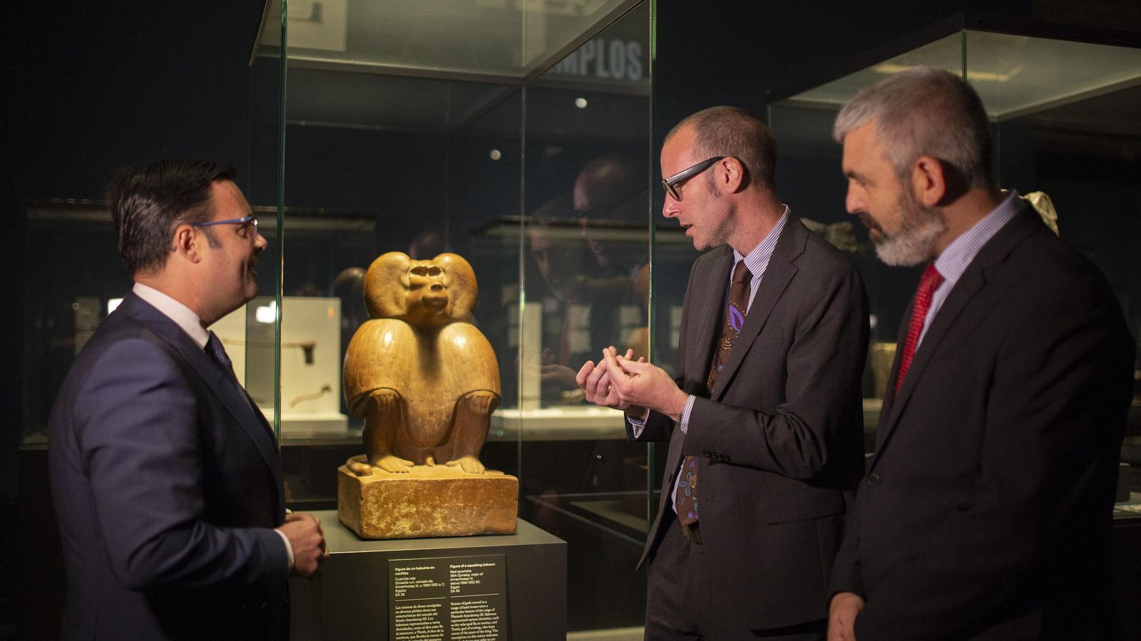 Moisés Roiz, Neal Spencer e Ignasi Miró ante la figura de un babuino en cuclillas.