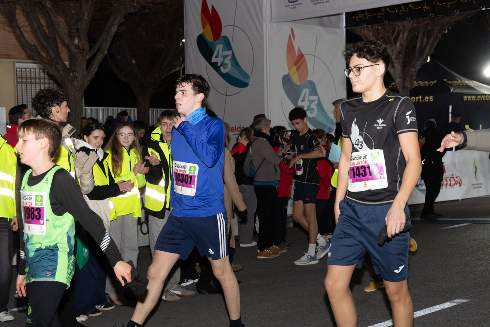 En imágenes: 2.000 atletas brillan con luz propia en la infantil de la Carrera de San Antón 2026