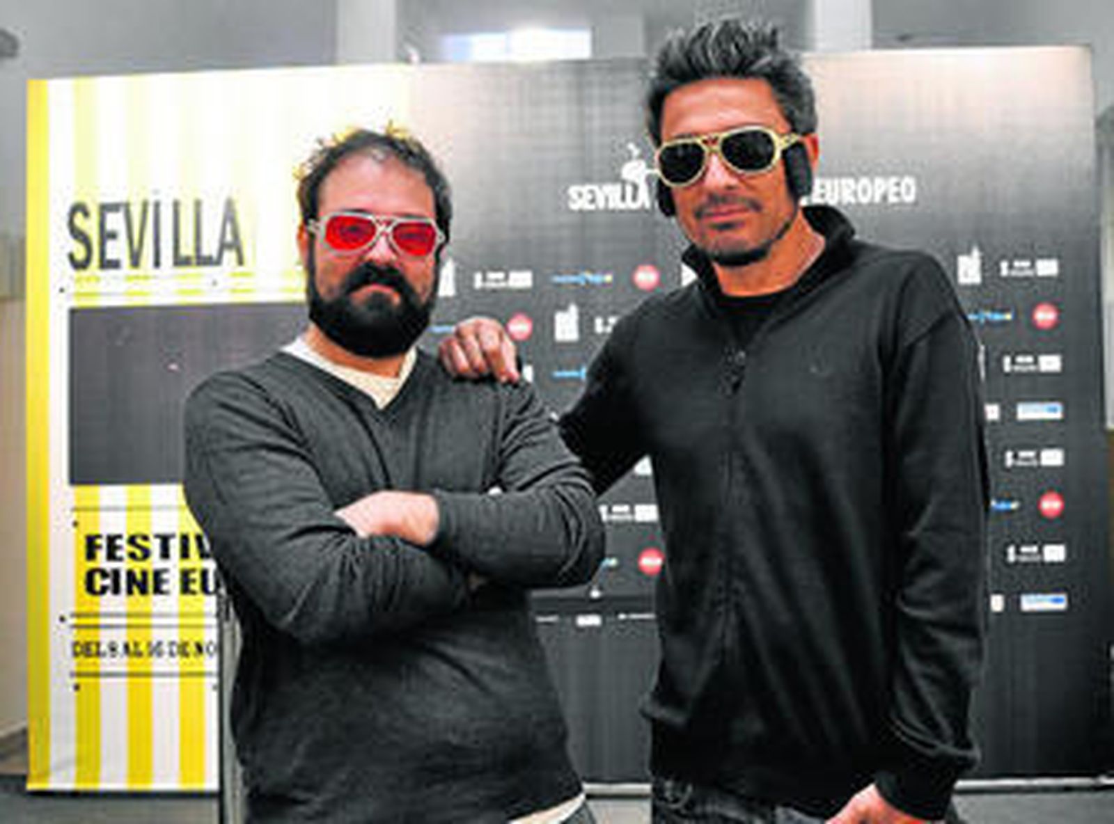 Paco Campano y David Linde (rindiendo homenaje a Elvis Presley con sus gafas), organizadores del ciclo.