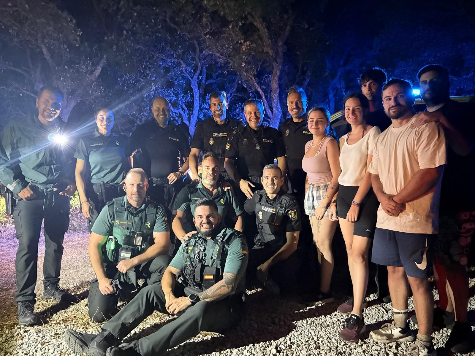 Los agentes que participaron en el rescate, junto a los excursionistas perdidos.