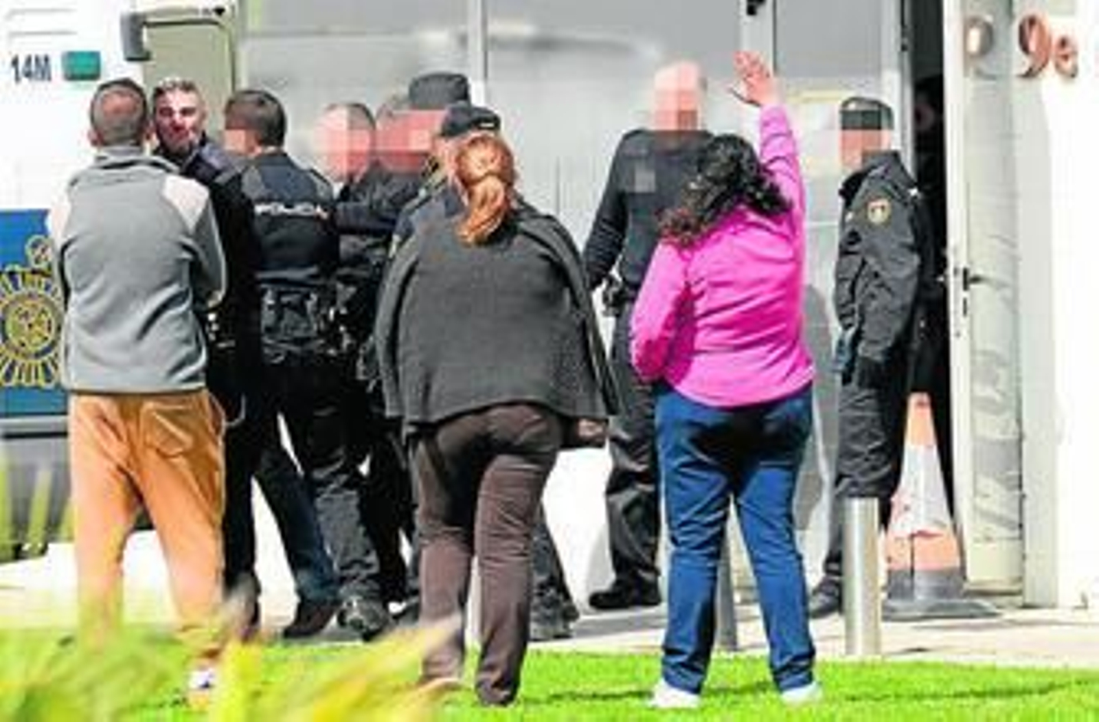 Una imagen tomada ayer en los juzgados portuenses, hasta donde los acusados fueron trasladados en un furgón policial.