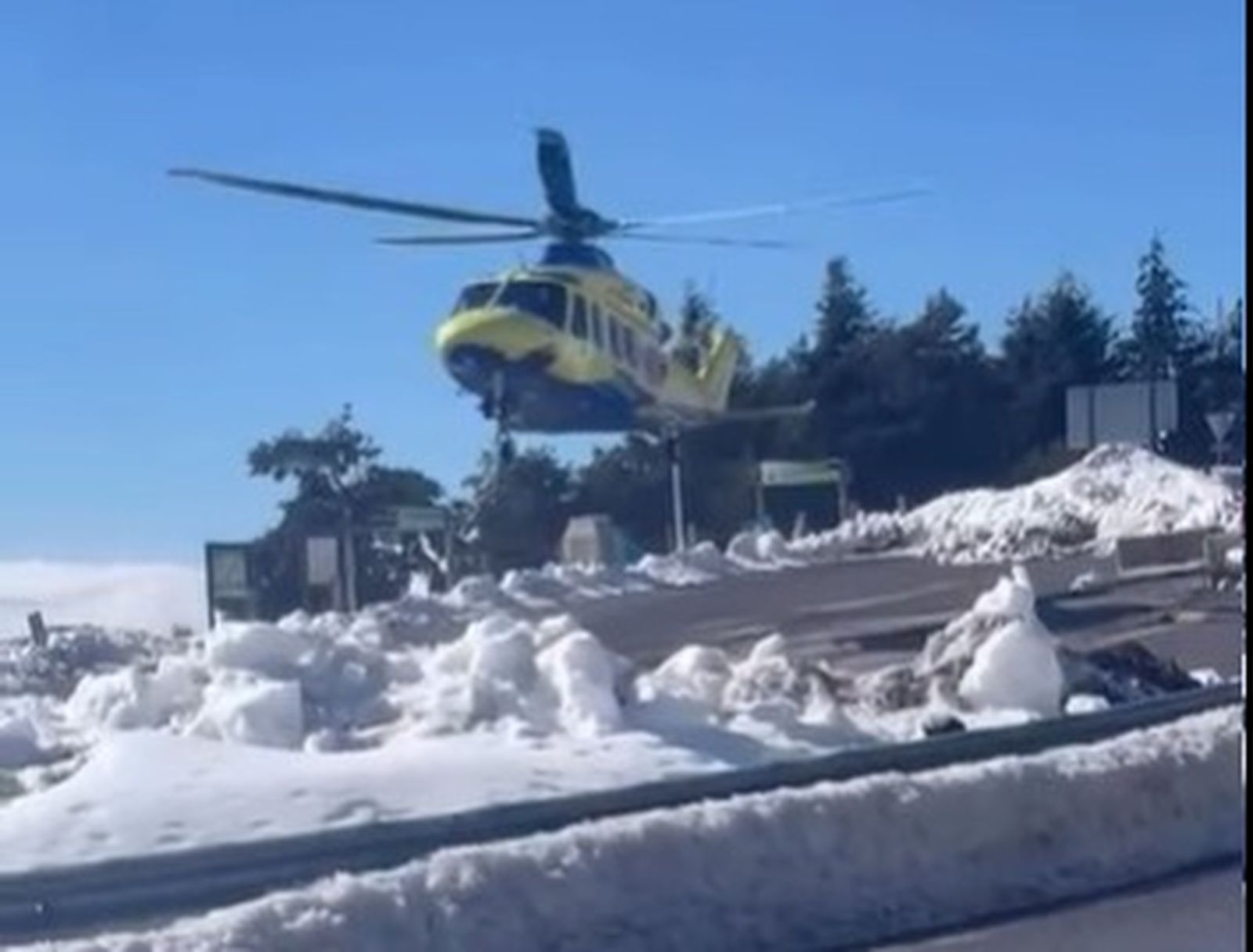 El helicóptero aterrizando en Sierra Nevada