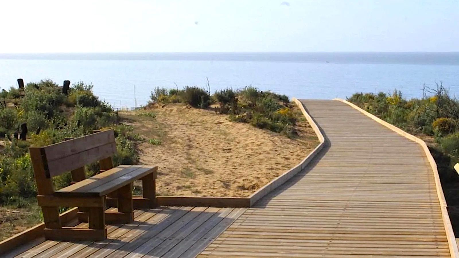 Cómo llegar al mirador que domina la costa y sus playas