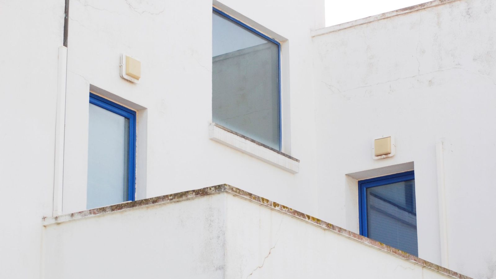 Detalle de varias de las ventanas y un balcón.